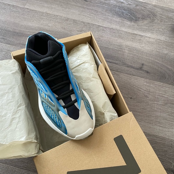 Yeezy 700 V3 “Arzareth” - Picture 6 of 8